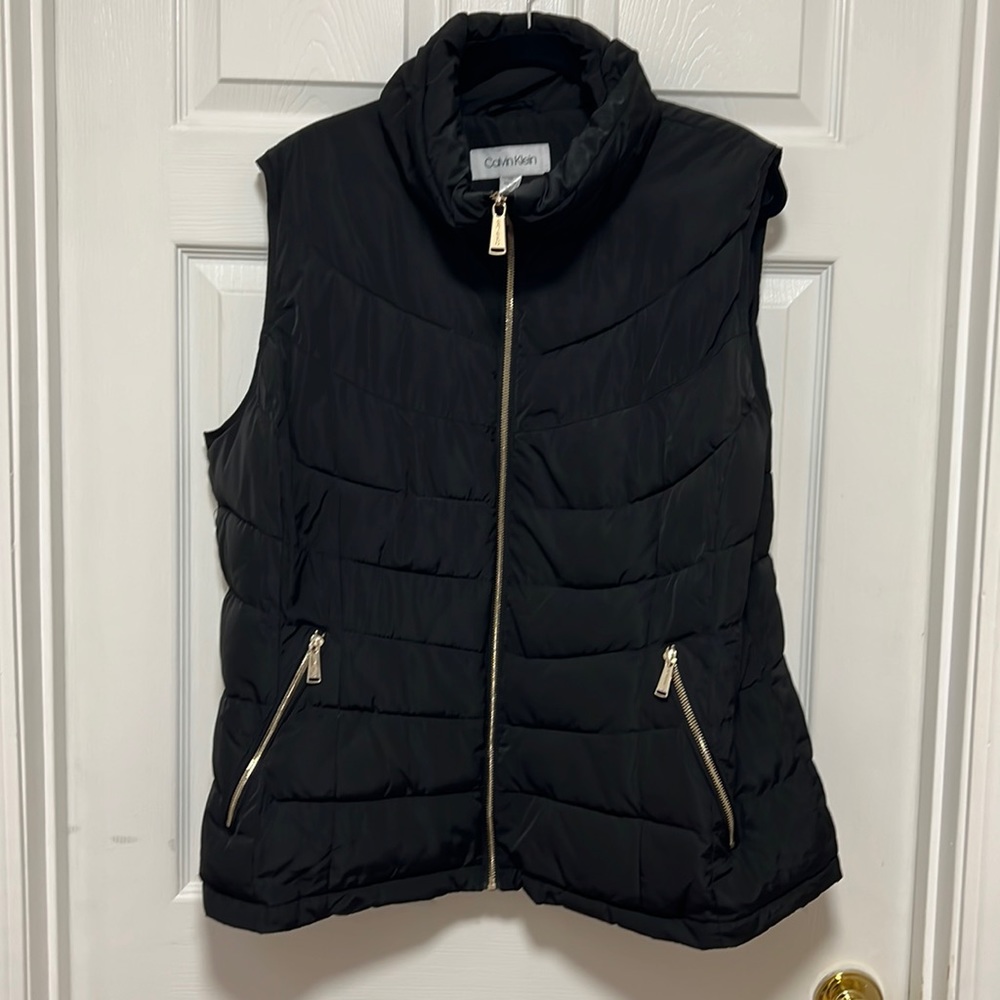 Calvin Klein - 1x black puffer vest w: gold zipper